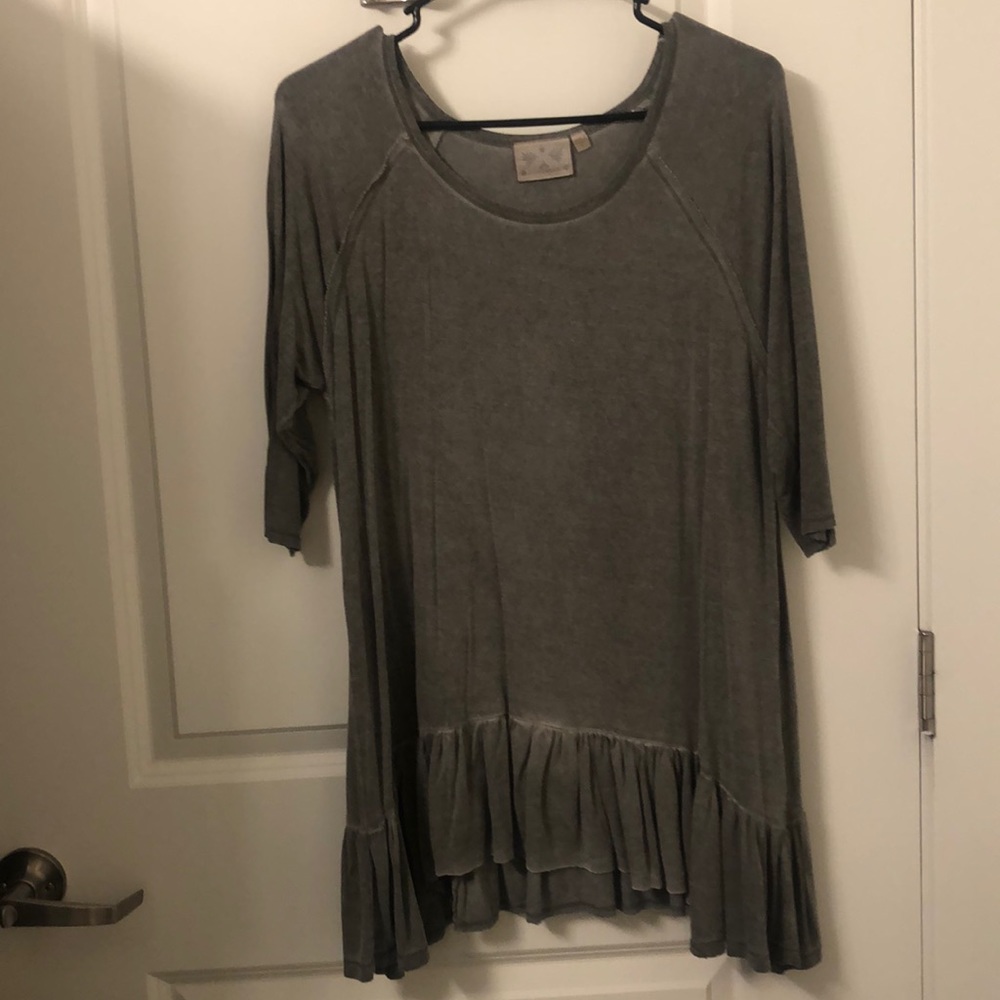 Grey tunic. Ruffled bottom